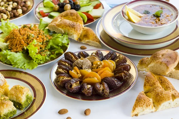 Tradisjonell Ramadan Middagsmeny Utformet Med Elegant Spisebestikk Suppe Tørkede Dadler – stockfoto