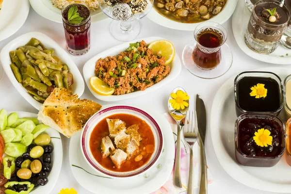 Perinteinen Turkkilainen Ramadan Iftar Ruokapöytä Keitolla Punainen Ruususorbetti Ramadan Leipä — kuvapankkivalokuva