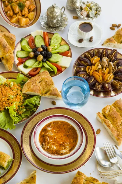Tradycyjny Turecki Ramadan Iftar Stół Obiadowy Zupą Owocami Sałatki Chlebem — Zdjęcie stockowe
