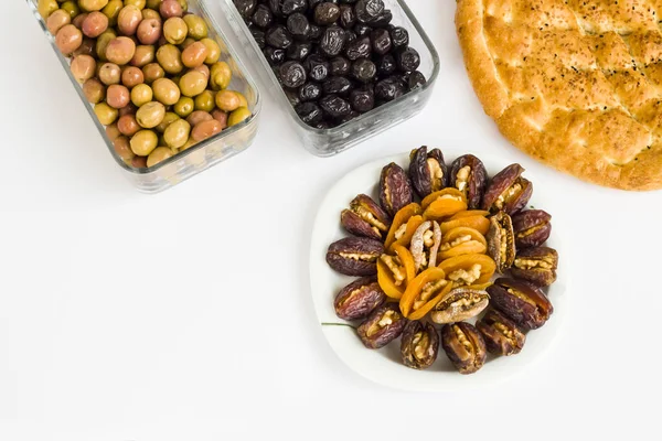Valnøtt Aprikos Dato Fruktplate Med Ramadan Brød Oliven Hvit Overflate – stockfoto