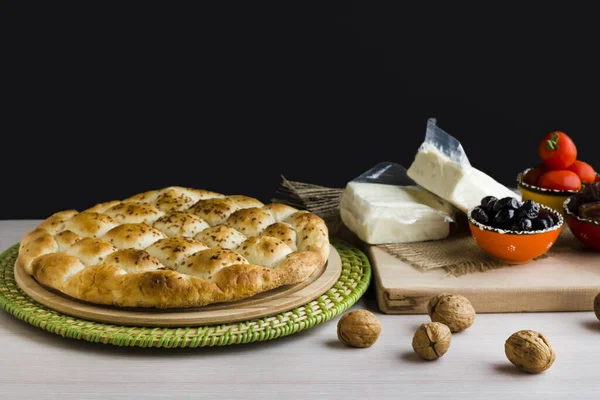 Perinteinen Turkin Ramadan Iftar Menu Symbolinen Elintarvikkeita Puinen Pöytä — kuvapankkivalokuva