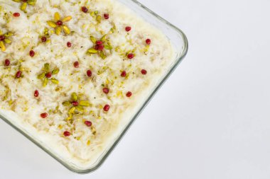 Geleneksel Türk Ramazan Sütü Tatlısı, beyaz yüzeyde cam kabın içinde Gullac.