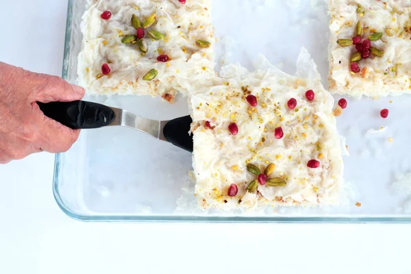 Hand Håller Skivad Portion Ramadan Milky Dessert Gullac Med Spatel — Stockfoto