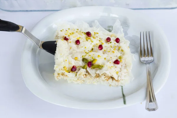 Tradizionale Ramadan Turco Dessert Gullac Una Porzione Piatto Con Forchetta — Foto Stock