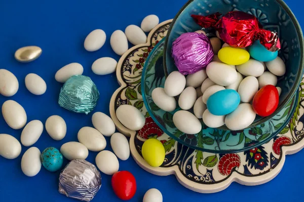 Tradisjonell Tyrkisk Fargerik Mandelgodteri Blå Keramisk Sukkerbolle Blå Overflate Konseptuelt – stockfoto