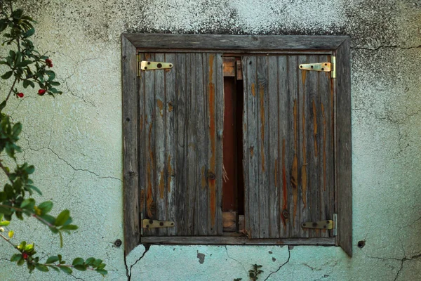 Stare Opustoszałe Zamknięte Drewniane Okno Pękniętą Ścianą Drzewem Granatów — Zdjęcie stockowe