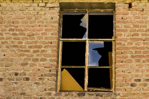 Wybite Okna Stare Zniszczone Okno Ceglaną Ścianą — Zdjęcie stockowe
