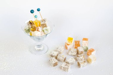 Geleneksel Türk Lokumu, çeşitli aromalı cam şeker kasesi. Şeker Şöleni 'nin kavramsal görüntüsü.