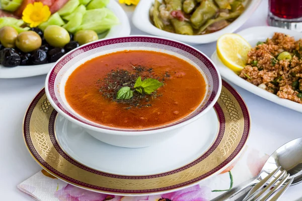 전통적 터키의 라마단 수프와 식사를 시작하는 — 스톡 사진