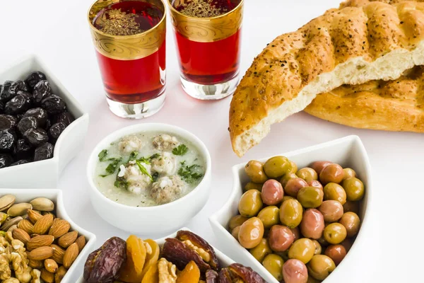 Tradisjonell Ramadan Iftar Startmeny Med Suppe Oliven Dadler Nøtter Rød – stockfoto