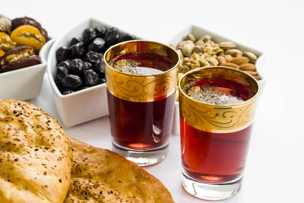 Tradisjonell Ramadan Iftar Startmeny Med Suppe Oliven Dadler Nøtter Rød – stockfoto