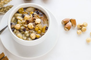 Geleneksel Türk Tatlısı ya da beyaz yüzeyde Nuh 'un Pudingi. Türk Mutfağı