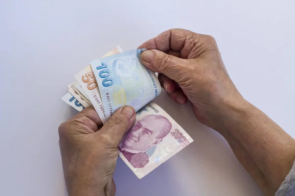 Ukjente Gamle Hender Teller Tyrkiske Penger Hvit Overflate Pensjonskonseptet – stockfoto