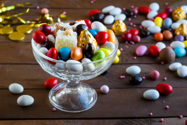 Fargerike Tyrkiske Mandelkaker Glassbolle Trebord Med Sjokolade Sukkerfesten Etter Ramadan – stockfoto
