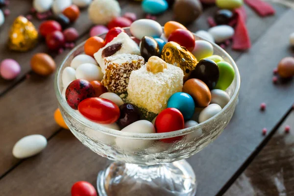 Fargerike Tyrkiske Mandelkaker Glassbolle Trebord Med Sjokolade Sukkerfesten Etter Ramadan – stockfoto