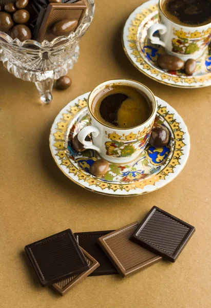 Tradisjonell Tyrkisk Kaffe Brun Kraftpapiroverflate Med Madlen Chocolates Konseptuelt Bilde – stockfoto