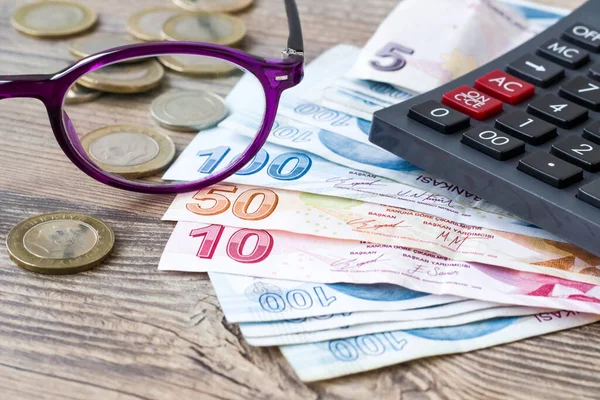 木制表面上的土耳其里拉钞票 眼镜和计算器 — 图库照片