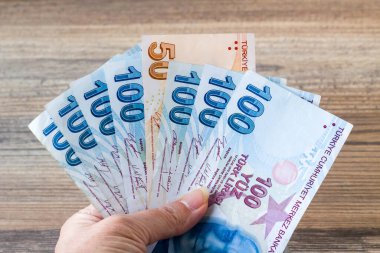 Bir elinde ahşap yüzey üzerinde Türk Yüz Elli Banknota