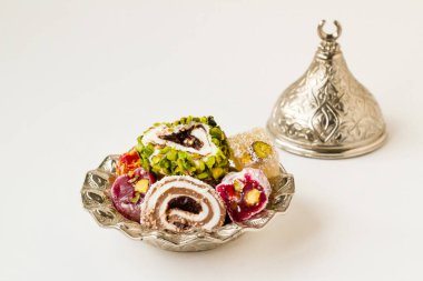 Osmanlı İmparatorluğu 'ndan bu yana geleneksel Türk Lokumu. Beyaz yüzeyde, kopyalama alanı olan eski gümüş kâse şeklinde dizayn edilmiş.