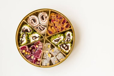 Osmanlı İmparatorluğu 'ndan bu yana geleneksel Türk Lokumu. Beyaz yüzey üzerindeki bölünmüş kutuda, kopyalanmış uzayda dizayn edilmiş.