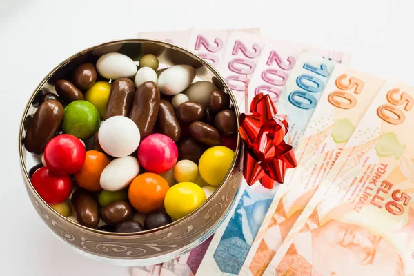 Traditionelle Türkische Bunte Bonbons Auf Weißer Oberfläche Mit Türkischem Geld lizenzfreie Stockbilder