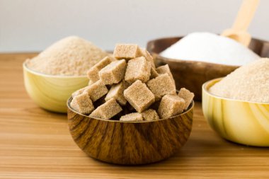 Tahta yüzeydeki bambu kaselerinde doğal, kahverengi ve beyaz şeker grubu.