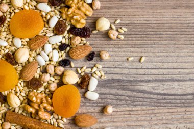 Ashura tatlısının içeriği ahşap yüzeyde fotokopi alanı ve geleneksel Emin Günü 'nün kavramsal tasarımı..