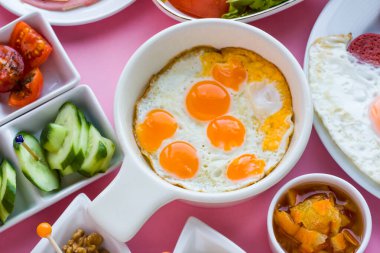 Seramik yumurta tavasında kızarmış bıldırcın yumurtası.