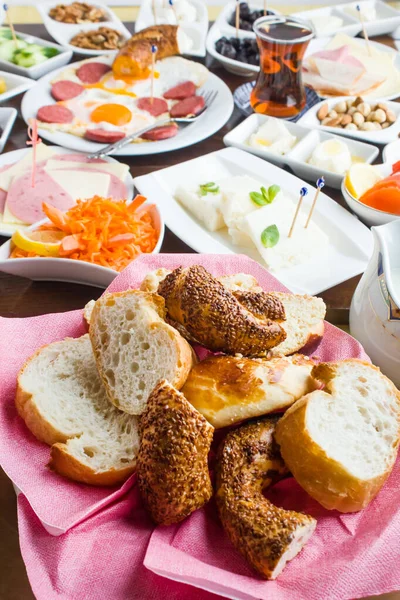 Tradiční Turecká Snídaně Křupavou Sezamový Bagel — Stock fotografie