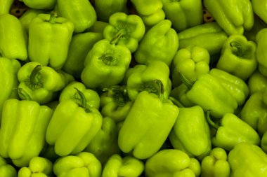 Doğal, taze yeşil dolma biber yığını.