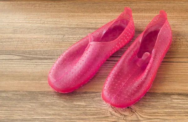 Розовый Цвет Пластиковые Ботинки Гель Воды Деревянной Поверхности — стоковое фото