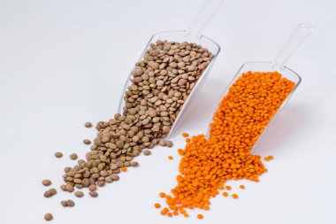 Beyaz yüzeydeki cam kaplarda kuru gevrek grubu.