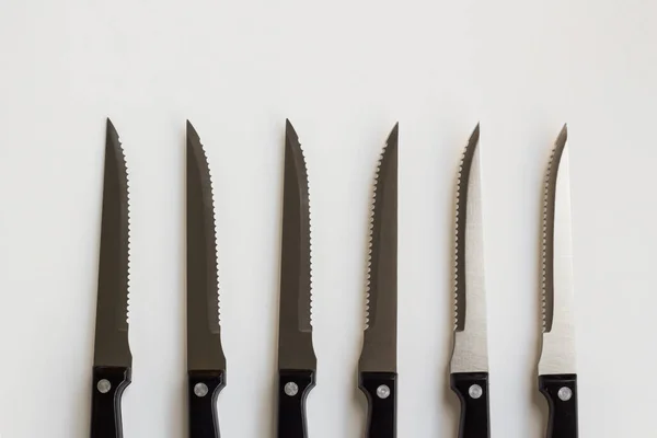 Nepoužité Nové Stejné Typy Nožů Navržených Bílém Povrchu — Stock fotografie