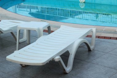 Mavi renkli, yüzme havuzunun bir parçası, plastik güneşlik. 