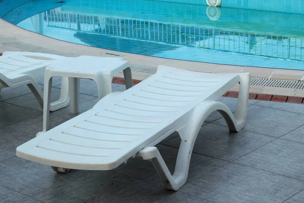 Mavi renkli, yüzme havuzunun bir parçası, plastik güneşlik. 