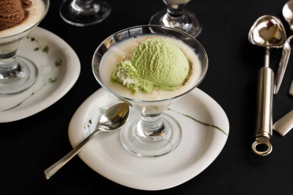 Traditionell Turkisk Efterrätt Rice Pudding Serveras Med Sked Pistagenötter Glass — Stockfoto