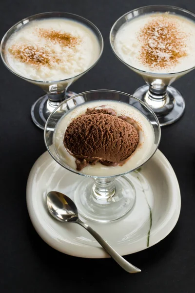 Tradisjonell Tyrkisk Dessert Rice Pudding Servert Med Skje Med Sjokoladeis – stockfoto