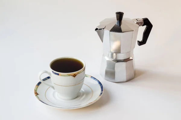 Tradtitional Italiensk Metal Coffee Maker Hvid Overflade Med Kop Kaffe - Stock-foto