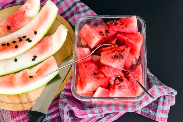 Wassermelone Scheiben Geschnitten Glasbehälter Mit Schwarzen Samen Auf Schwarzem Hintergrund — Stockfoto