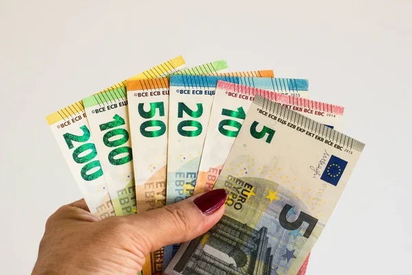Uma Mão Com Esmalte Vermelho Segurando Notas Euro Fundo Branco — Fotografia de Stock