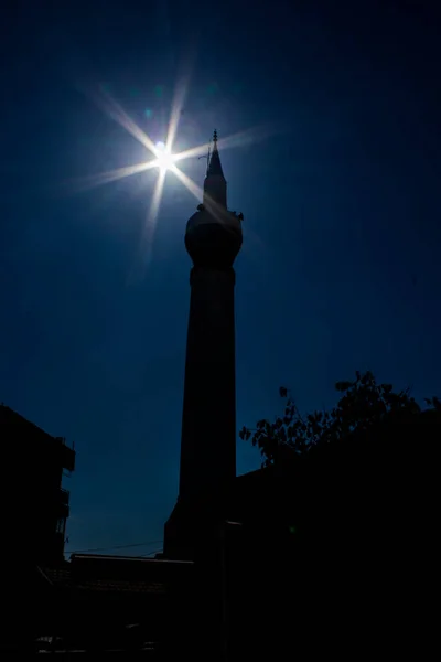 Silhuette Tyrkisk Moskeen Med Enkel Minaret Blå Skyfri Himmel Med – stockfoto