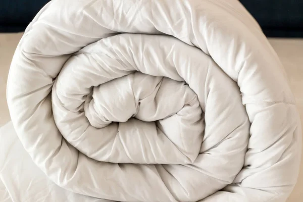 Ylellinen Pehmeä Valkoinen Pestävä Kaksinkertainen Koko Kuitu Peitto Rullattu Sängylle — kuvapankkivalokuva