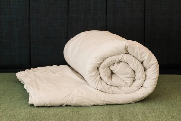 Lüks Yumuşak Beyaz Yıkanabilir Çift Katlı Lifli Yorgan Yatağın Üzerine — Stok fotoğraf