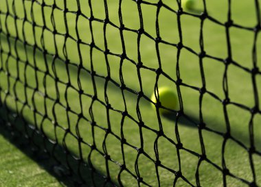 Tenis topu net arkasında