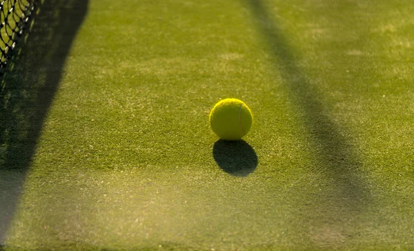 Tennis ball close to the nett — 图库照片