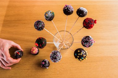 Lezzetli el yapımı kek-Pop yenmek için bekleyen bir cam