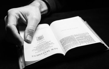 Kutsal İncil okuma bir adam