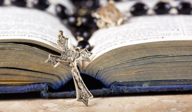 Tespih, çapraz ve İncil