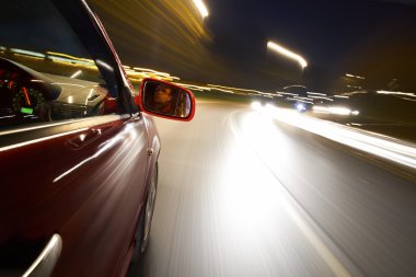 Arabayı süren adam.