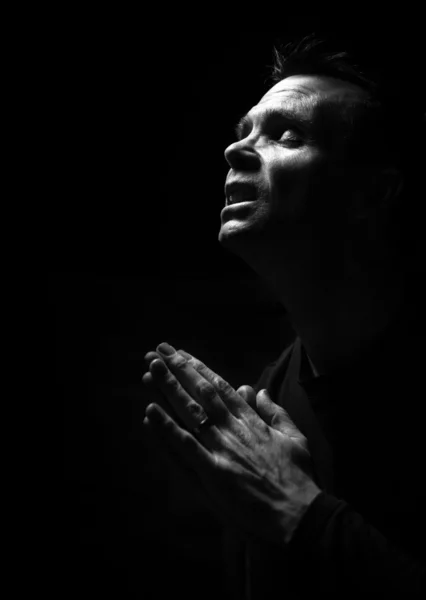 Člověk se modlí — Stock fotografie